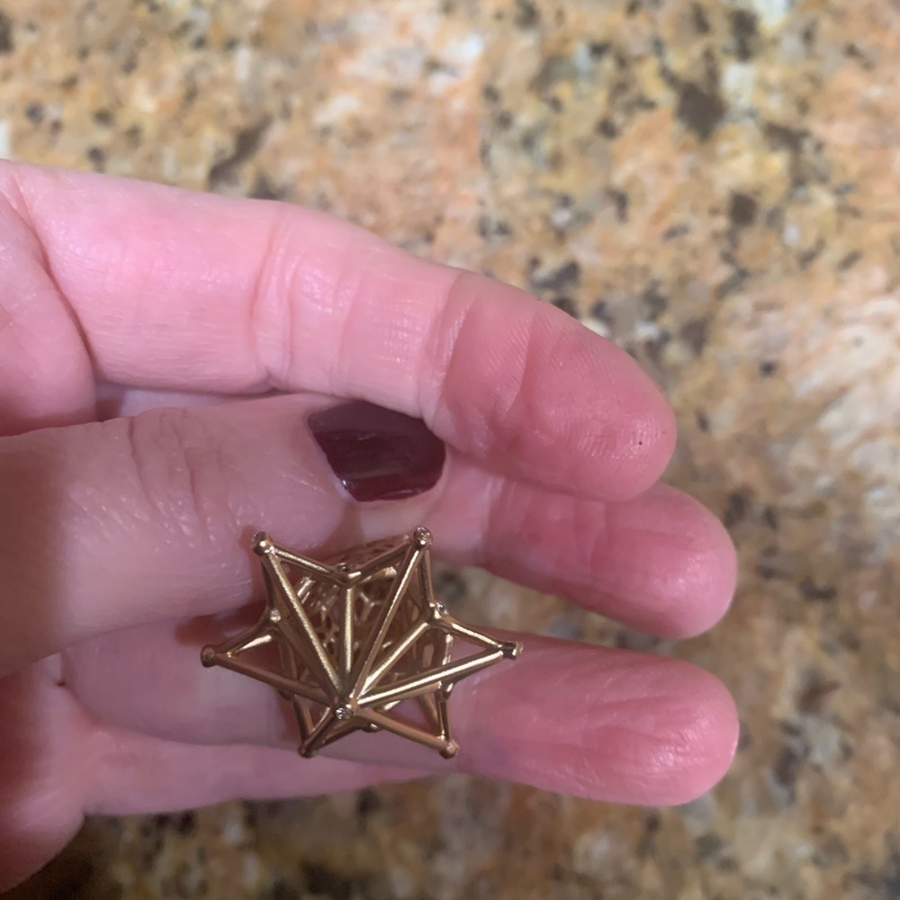 Very rare limited edition golden Kendra Scott earrings with crystals.Sold out🥰 - Picture 7 of 7